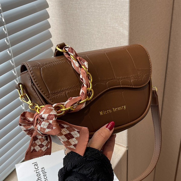 Kožna torbica s metalnim lancem i šalom