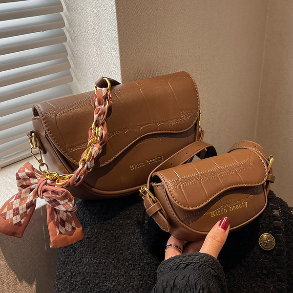 Kožna torbica s metalnim lancem i šalom