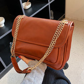 Szögletes táska vállfogantyúval és mágnescsattal