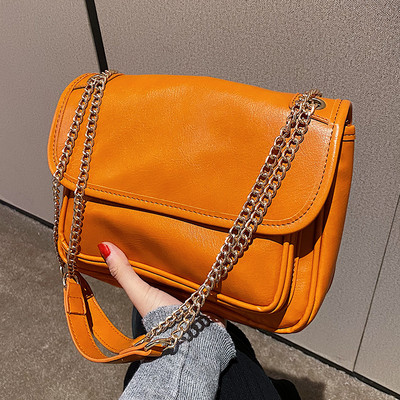 Szögletes táska vállfogantyúval és mágnescsattal