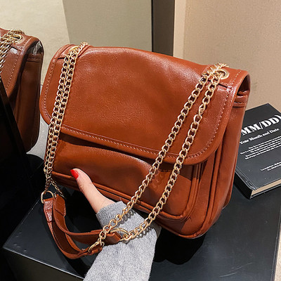 Szögletes táska vállfogantyúval és mágnescsattal