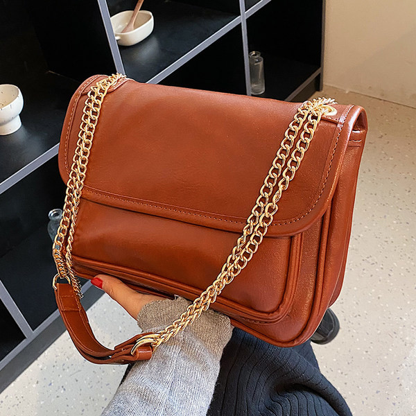 Szögletes táska vállfogantyúval és mágnescsattal