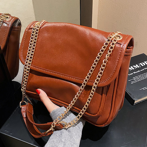 Szögletes táska vállfogantyúval és mágnescsattal