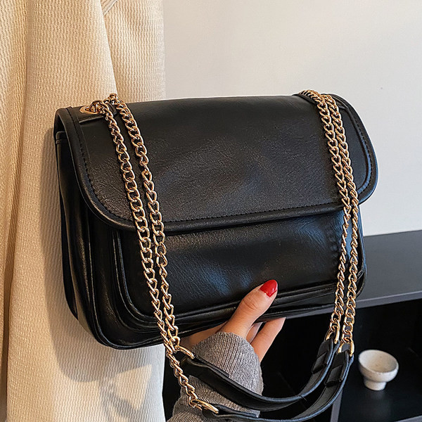 Szögletes táska vállfogantyúval és mágnescsattal