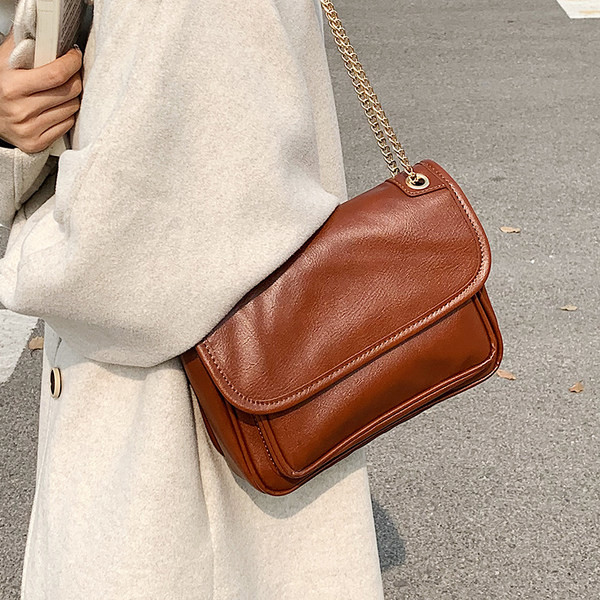 Szögletes táska vállfogantyúval és mágnescsattal