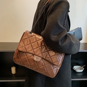 Rokassomiņa ar metāla rokturi četrās krāsās