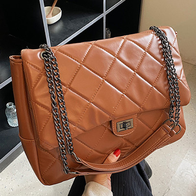 Rokassomiņa ar metāla rokturi četrās krāsās