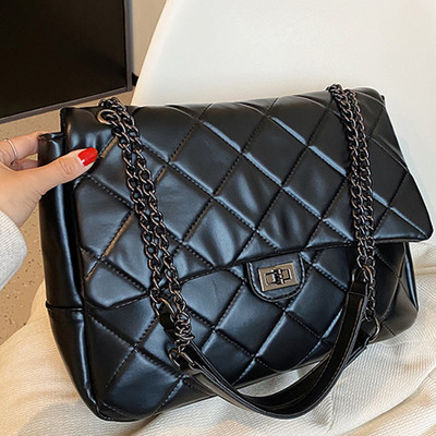 Rokassomiņa ar metāla rokturi četrās krāsās