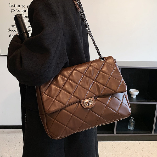 Rokassomiņa ar metāla rokturi četrās krāsās