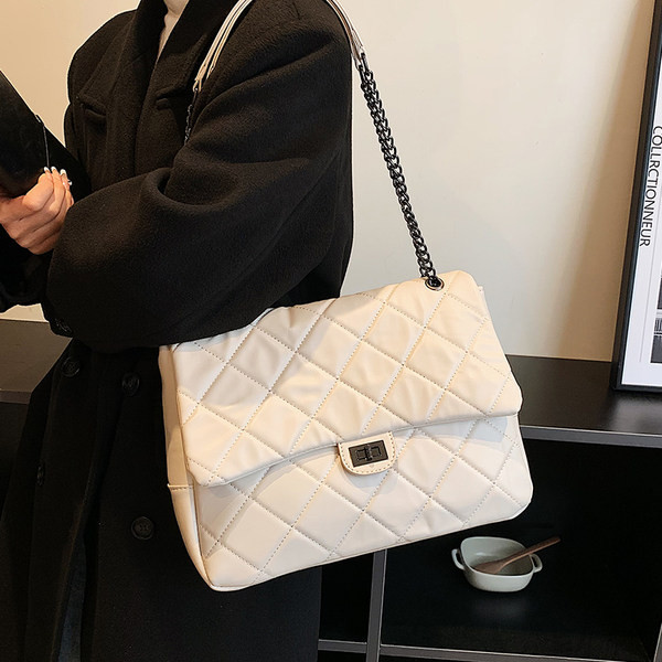 Rokassomiņa ar metāla rokturi četrās krāsās