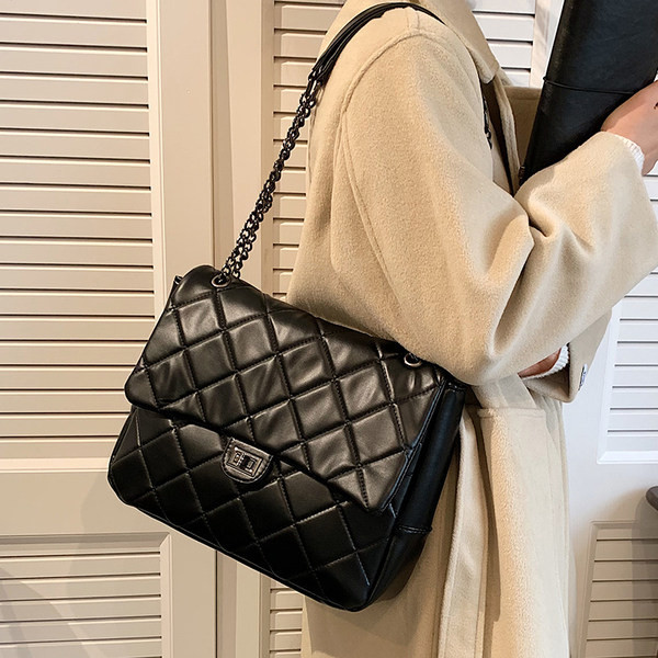 Rokassomiņa ar metāla rokturi četrās krāsās