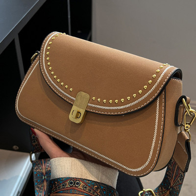 Modern kis kézitáska fém csattal