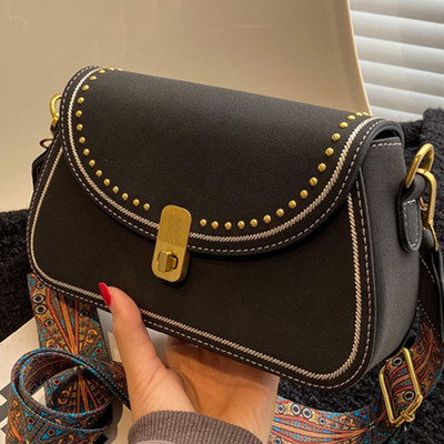 Modern kis kézitáska fém csattal