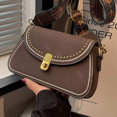 Modern kis kézitáska fém csattal