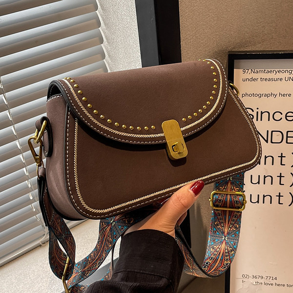 Modern kis kézitáska fém csattal