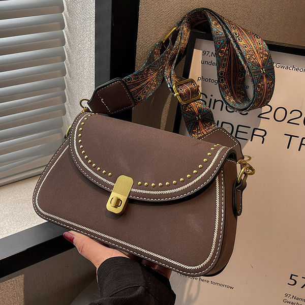 Modern kis kézitáska fém csattal