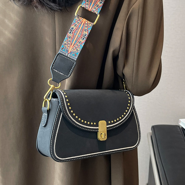 Modern kis kézitáska fém csattal