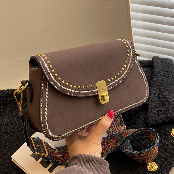 Modern kis kézitáska fém csattal