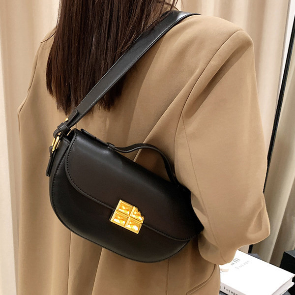 Novi model ženske kožne torbe sa metalnom kopčom