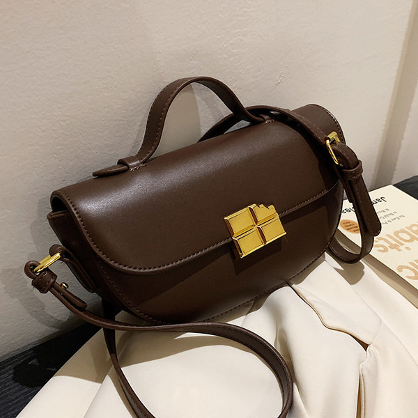 Novi model ženske kožne torbe sa metalnom kopčom