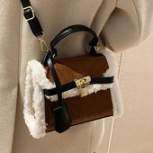 Дамска чанта с пух и метална висулка