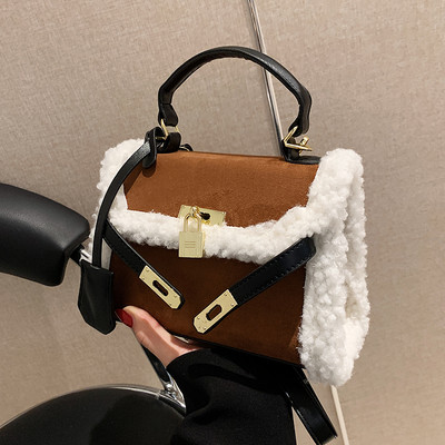 Дамска чанта с пух и метална висулка