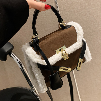 Дамска чанта с пух и метална висулка