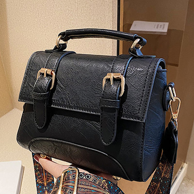 Kvadratinė odinė rankinė su metaline sagtimi