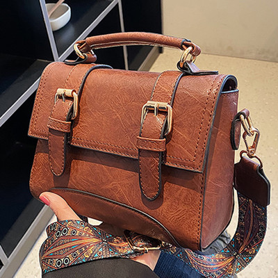 Kvadratinė odinė rankinė su metaline sagtimi