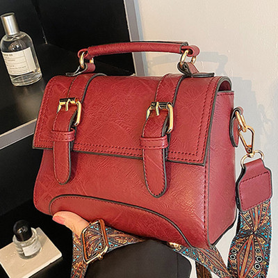 Kvadratinė odinė rankinė su metaline sagtimi