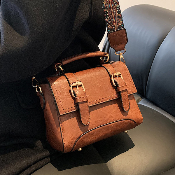 Kvadratinė odinė rankinė su metaline sagtimi