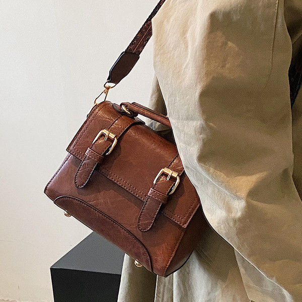 Kvadratinė odinė rankinė su metaline sagtimi