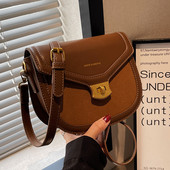 Kuplungtáska két színben