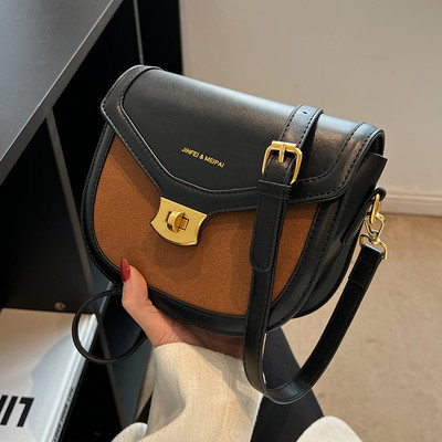 Kuplungtáska két színben