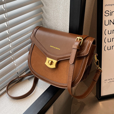 Kuplungtáska két színben