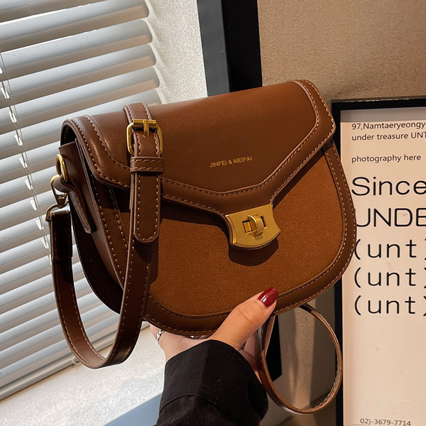 Kuplungtáska két színben