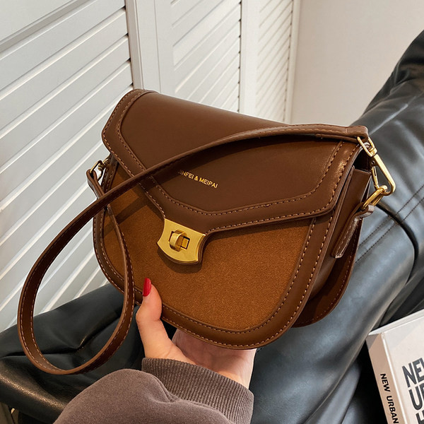 Kuplungtáska két színben