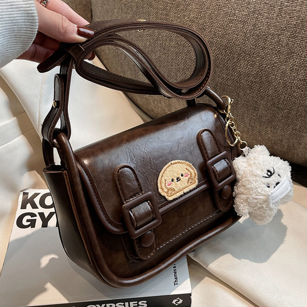 Retro rokassomiņa no eko ādas ar magnētisku sprādzi