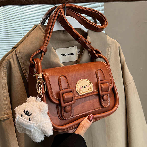 Retro rokassomiņa no eko ādas ar magnētisku sprādzi