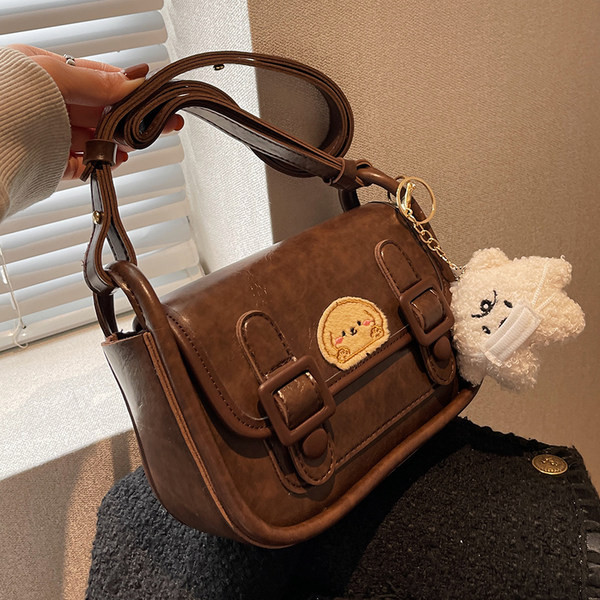 Retro rokassomiņa no eko ādas ar magnētisku sprādzi