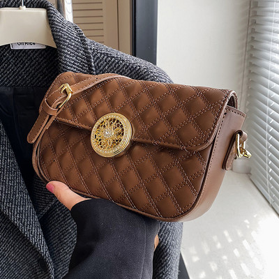 Fém csattal ellátott női bőrtáska négy színben