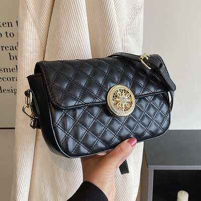 Fém csattal ellátott női bőrtáska négy színben