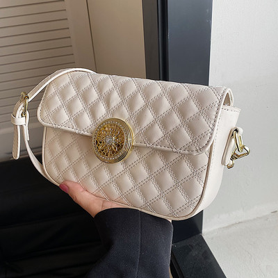 Fém csattal ellátott női bőrtáska négy színben