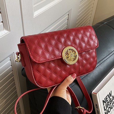 Fém csattal ellátott női bőrtáska négy színben