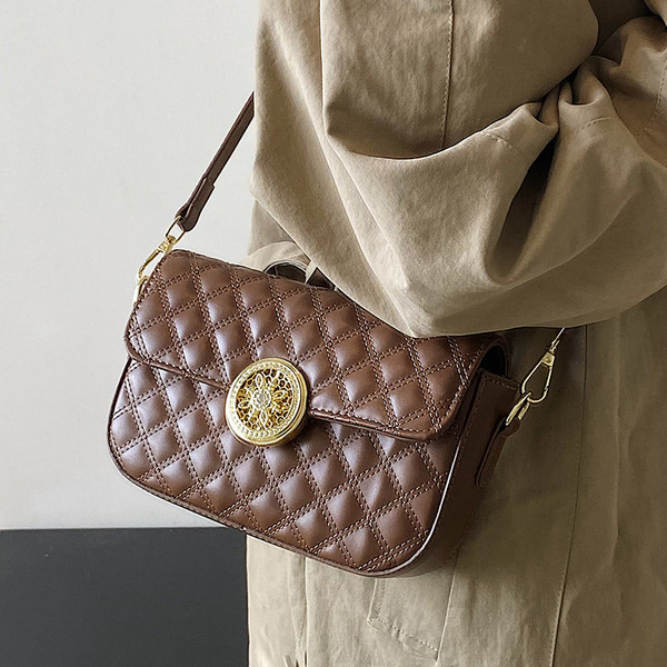 Fém csattal ellátott női bőrtáska négy színben