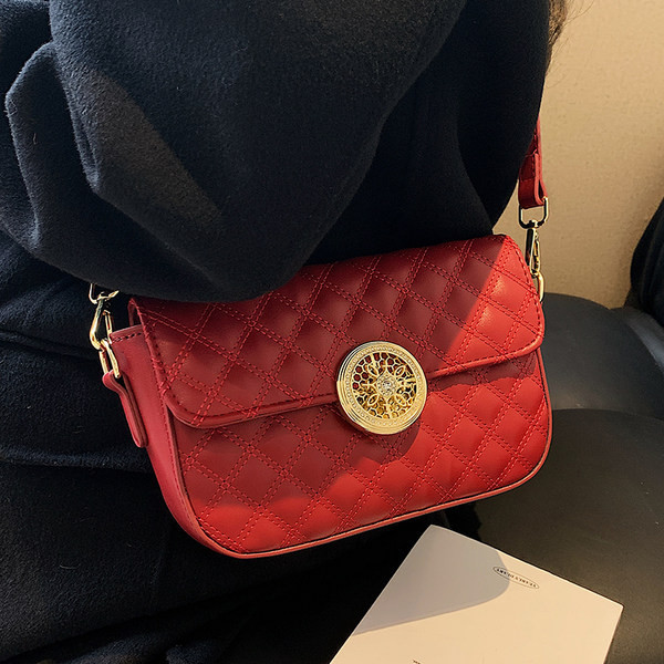 Fém csattal ellátott női bőrtáska négy színben