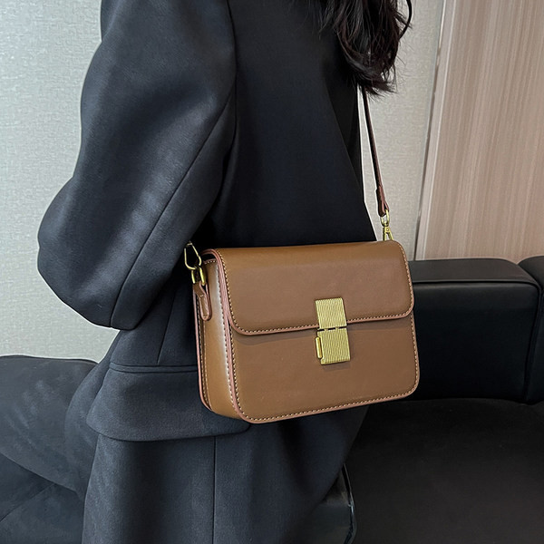 Női alkalmi táska csattal