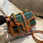 Moteriška rankinė su dviguba rankena ant peties ir magnetine sagtimi