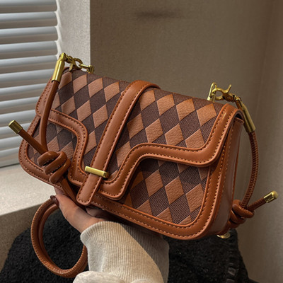 Moteriška rankinė su dviguba rankena ant peties ir magnetine sagtimi