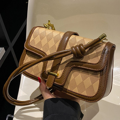 Moteriška rankinė su dviguba rankena ant peties ir magnetine sagtimi